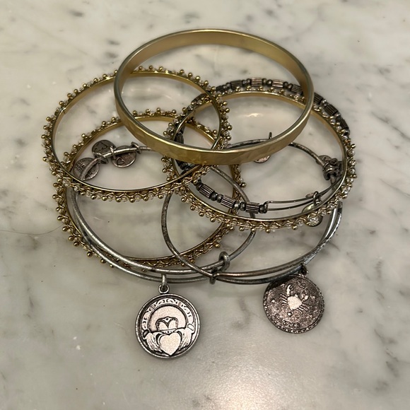 Stack of Various bangles - Picture 1 of 4